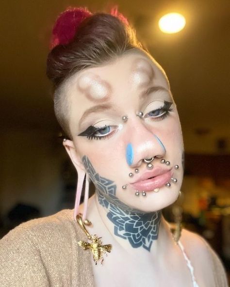 Extreme Tattoos, Horrible Tattoos, Cute Thigh Tattoos, Face Tats, Master Tattoo, Neck Rings, Laser Removal, Face Piercings, Facial Tattoos