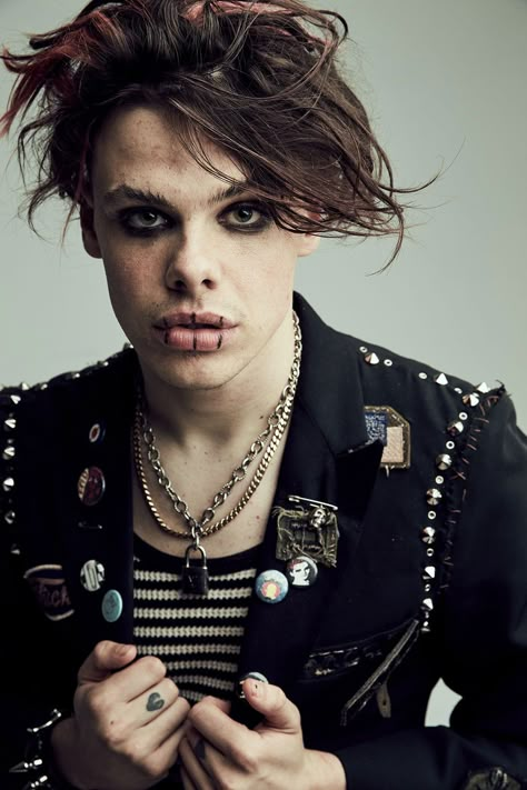 9 Musicians Set To Go Global In 2020 Yungblud Painting Ideas, Yungblud Wallpaper, Anais Gallagher, Dominic Harrison, Hot British Men, Sean Paul, Palaye Royale, Noel Gallagher, Black Hearts