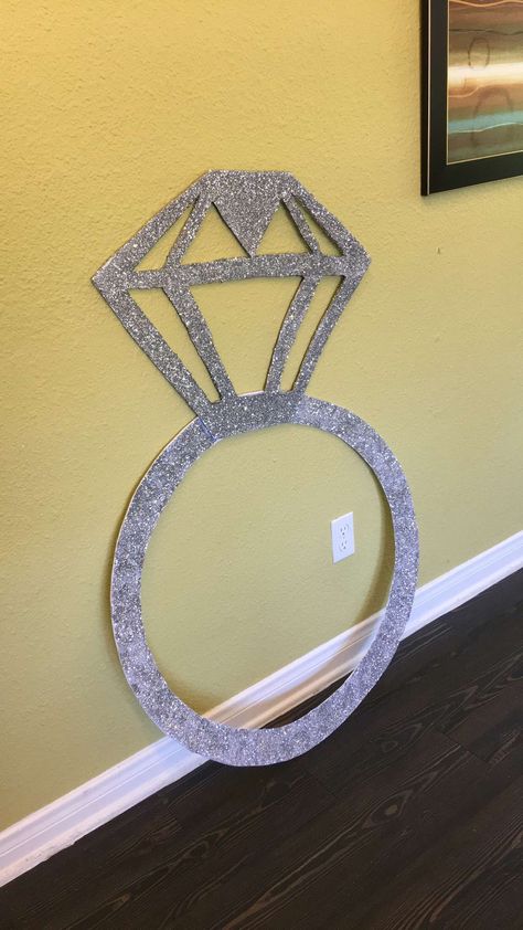 DIY giant diamond ring photo frame/prop 💍💎 Diy Engagement Ring, Bachelorette Photo Booth, Engagement Props, Pastel Wedding Decorations, Engagement Frames, Party Photo Frame, Engagement Party Diy, Ring Decoration, Photo Props Diy