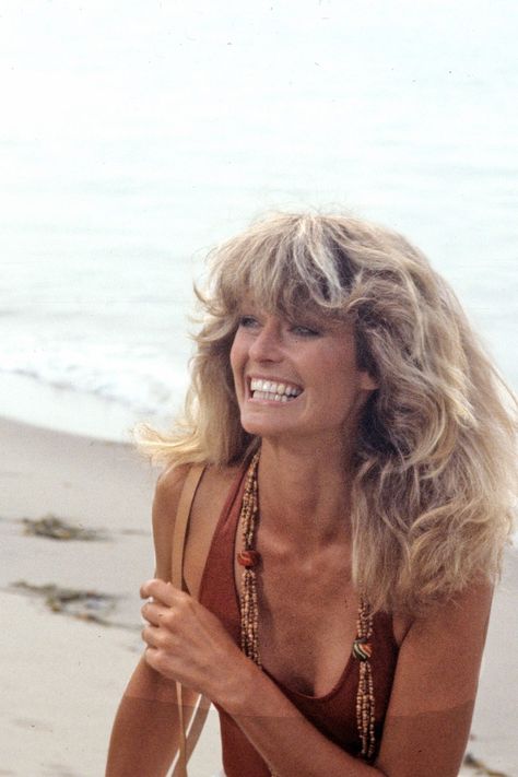 Farrah Fawcett's style in 10 summer essentials | Vogue Paris Farrah Fawcett Style, Farah Fawcett Hair, Famous Blondes, Farrah Fawcet, 70s Hair, Cheryl Ladd, Meg Ryan, Romy Schneider, Farrah Fawcett