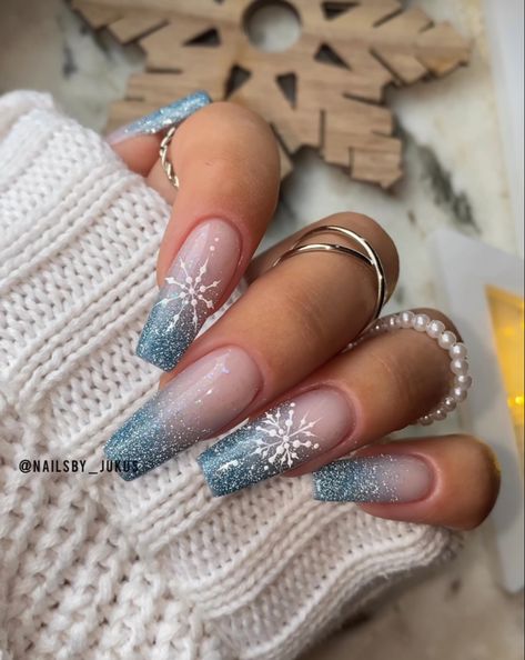 After Christmas Nails, Winter Nails Snow, Winter Glitter Nails, Christmas Naildesign, Cold Nails, Nailart Winter, Frozen Nail Art, Christmas Nail Trends, Gloomy Autumn