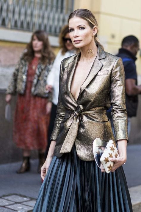 Gold Blazer Outfit, Fashion Milan, Gold Blazer, Blazer Outfit, Paris Fashion Week Street Style, Power Dressing, Street Style Paris, Couture Vintage, Fashion Tips For Women