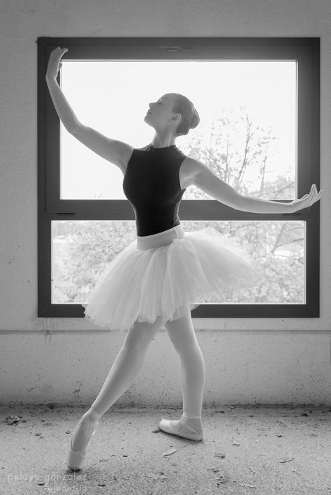 Sesión de fotos de ballet - Fotografía de danza | Fotos de Ballet para imitar | Puntas de ballet | Bailarinas de Ballet | Ballet Photography | Ballet Shoes | Fotos de Ballet en Blanco y negro | Fotos de ballet artísticas | #ballet #fotografia #tutu #ballerina Bailarina Poses, Easy Pointe Poses, Simple Ballet Poses, Ballet Poses Photography, Ballet Photoshoot Poses, Modern Contemporary Dance, Ballet Photography Poses, Ballet Pose, Ballet Positions