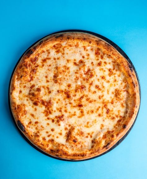 Free photo margherita pizza with cheese | Free Photo #Freepik #freephoto #pizza-margherita #italian-pizza #cheese-pizza #italian-cuisine Coffee Roasting Room, Traditional Italian Pizza, Pizza Photo, Pizza Margherita, Vegetarian Pizza, Margherita Pizza, Italian Pizza, Food Poster Design, Delicious Pizza