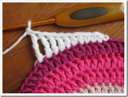 Circles in a square. Easy directions (with pictures) to square off a circle. ✿⊱╮Teresa Restegui http://www.pinterest.com/teretegui/✿⊱╮ Crochet Circle, Crochet Tips, Crochet Blocks, Crochet Circles, Knitting Needle, Crochet Stitches Tutorial, Crochet Instructions, Crochet Square, Crochet Stitch