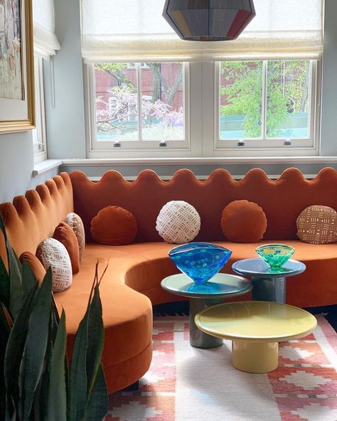 Cara Woodhouse Interiors on Instagram: “WAVY CORNER BANQUETTE ◾️upholster in and orange velvet by: @lamaisonpierrefrey ◾️ Designed by: @carolinacarpaneda . . . . . #interiors…” Corner Banquette, Upholstered Banquette, Built In Banquette, Quirky Kitchen, Coffee Room, Banquette Seating, Orange Velvet, Dining Nook, Pierre Frey