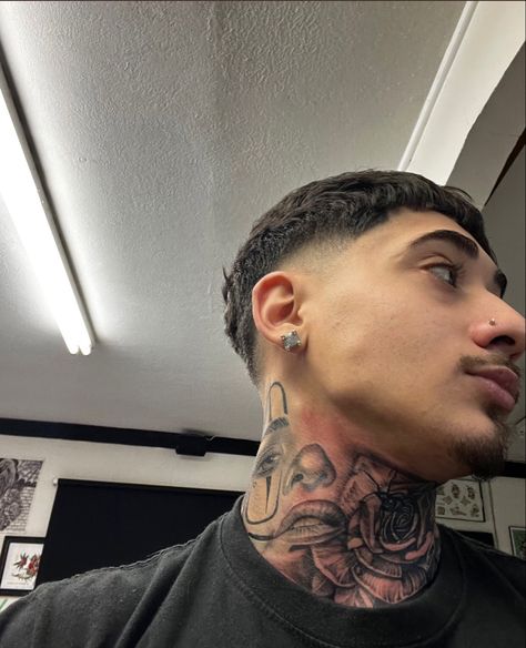 Chicano Neck Tattoos, Cross On Neck Tattoo, Neck Tattoos For Men, Front Neck Tattoo, Side Neck Tattoo, Mens Haircuts Short Hair, Back Of Neck Tattoo, Clever Tattoos, Mens Hairstyles Thick Hair