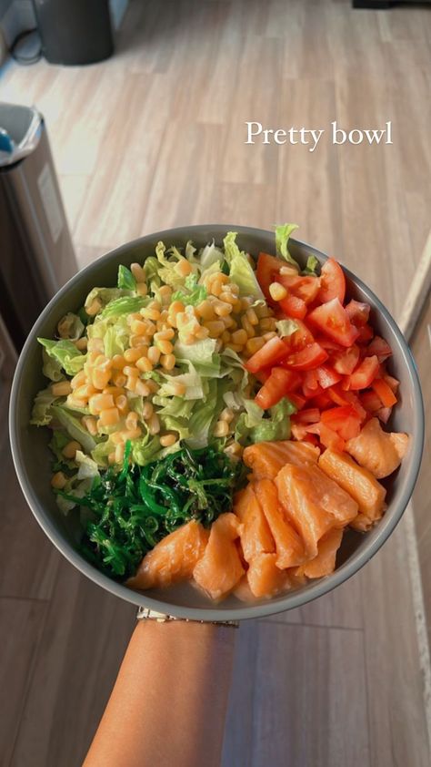 Poke Bowl Instagram Story, Home Poke Bowl, At Home Poke Bowl, Poke Bowl Salmon, Poke At Home, Healthy Poke Bowl, Salmon Poke Bowl, Salmon And Veggies, Salmon Poke