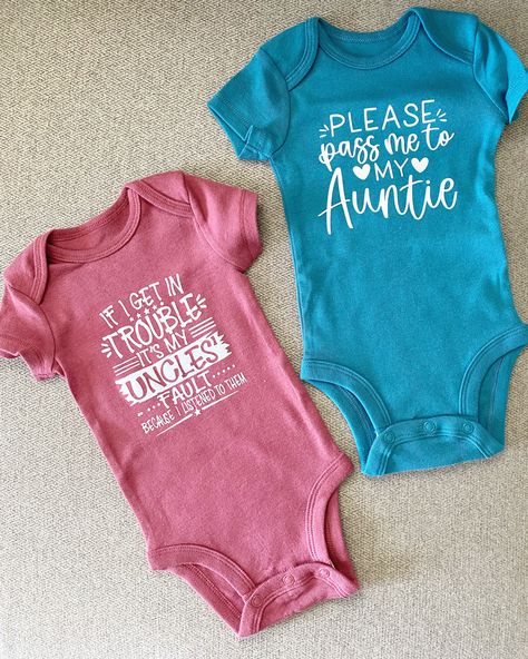 Completed with iron on vinyl, aunt & uncle related onsies for baby girl Auntie Onesies, Auntie Quotes, Auntie Baby, Cricut Baby, Pregnancy Announcements, Cricut Joy, Baby Supplies, Second Baby