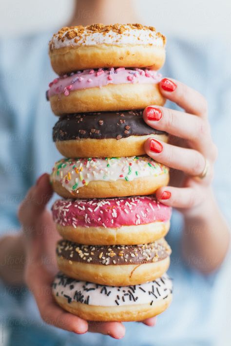 Donuts by Vertikala Doughnuts Photography, Donut Pun, Donut Pictures, Donut Photos, Pastel Desserts, Donut Kill My Vibe, Donut Calories, Chocolate Photos, Colorful Donuts