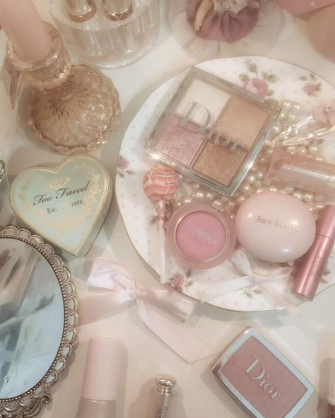 Coquette Flatlay, Pink Princess Aesthetic, Evening Eye Makeup, Dior Aesthetic, Soft Pink Theme, Pretty Journals, Baby Pink Aesthetic, No Eyeliner Makeup, Pink Themes