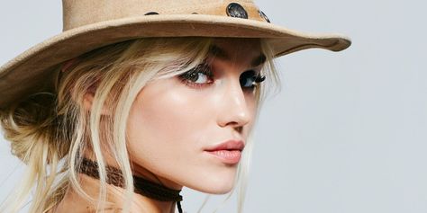 5 Gorgeous 5-Minute Hairstyles You Can Wear Under a Hat - Cosmopolitan.com Cowboy Hat With Short Hair, Hairstyles To Wear With A Hat, Hats Short Hair, 5 Minute Hairstyles, Pretty Hats, Blues Festival, Trendy Hat, Easy Summer Hairstyles