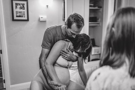 Home birthing | intimate space | Family ❤️ Birth Facts, Fresh 48 Photography, Space Family, Intimate Space, Birth Photos, Hospital Birth, Birth Labor, Home Birth, Birth Photography