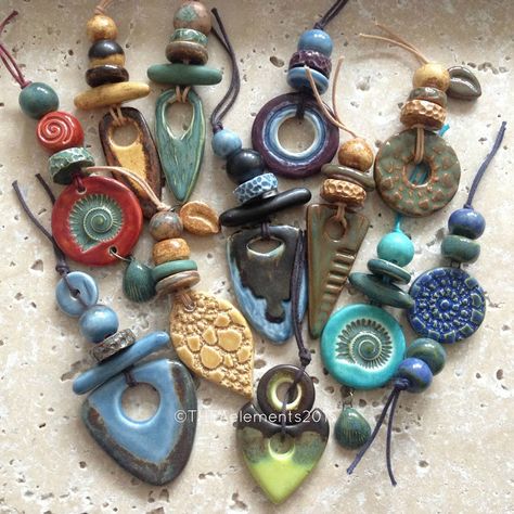 Polymer Clay Kunst, Diy Keramik, Diy Collier, Ceramic Necklace, Bead Necklaces, Clay Ornaments, Polymer Jewelry, Polymer Clay Necklace, Clay Jewelry Diy