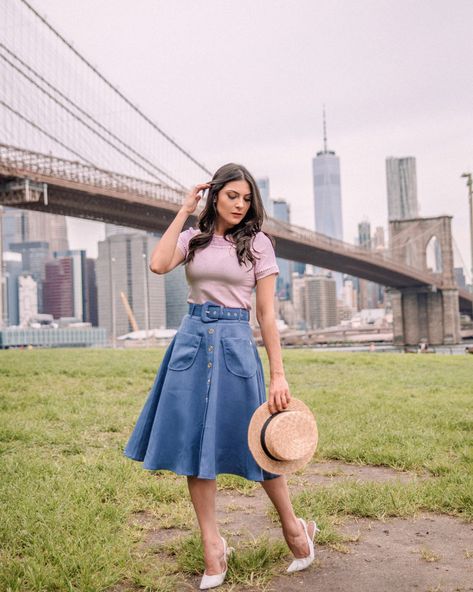 Saia midi godê: 40 looks com essa peça elegante e versátil Modest Modern Outfits, Summer Modest Outfits, Denim Skirt Fashion, Jean Skirt Outfits, Skirt Outfits Fall, Frock For Women, Comfortable Outfit, Denim Skirts, Modern Outfits