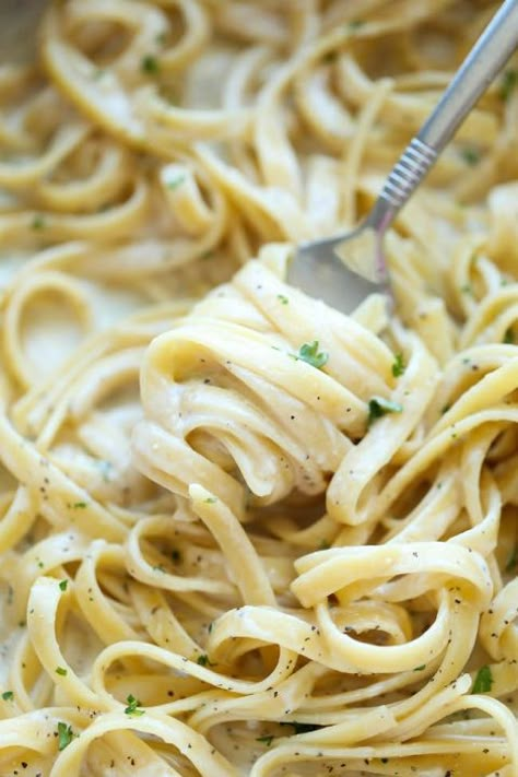 One Pot Garlic Parmesan Pasta - The easiest and creamiest pasta made in a single pot - even the pasta gets cooked right in the pan! How easy is that? Garlic Parmesan Pasta, Pasta Food Recipes, Gooey Cookies, Garlic Pasta, Pasta Food, Parmesan Pasta, Healthy Crockpot Recipes, Creamy Pasta, Pasta Pasta