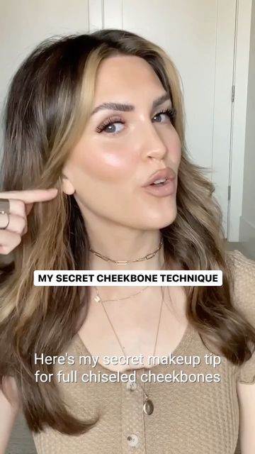 High Cheekbones Aesthetic, Cheekbones Makeup, Contour For Round Face, Bronzer Tips, How To Apply Bronzer, Cheek Contour, Natural Makeup Tips, Cheek Makeup, Kissy Face