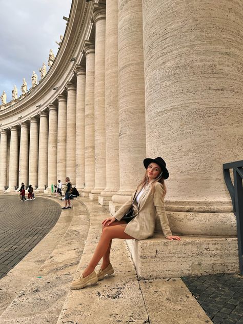 Roma ✨ Rome Italy Poses, Vatican Instagram Pictures, Rome Picture Ideas Couple, Poses In Rome, Pantheon Rome Photo Ideas, Photos In Italy Ideas, German Outfits Women Modern, Vatican City Photo Ideas, Rome Photoshoot Ideas