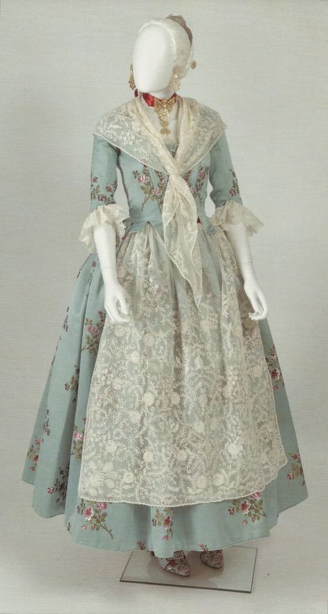 1000+ images about Colonial/18th Century Style on Pinterest | 18th ... Women In History Costumes, History Costumes, Woods Ideas, 1700 Fashion, Costume Inspirations, 18th Century Women, Colonial Dress, Beast Costume, 18th Century Dress