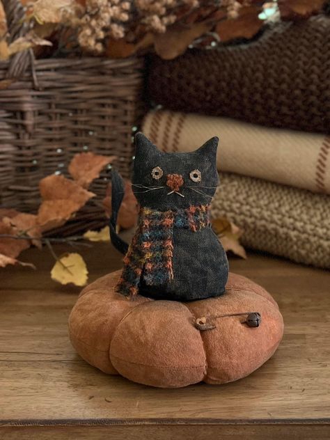 Primitive Animals, Halloween Cloche, Primitive Fall Crafts, Primitive Pumpkins, Primitive Halloween Decor, Primitive Autumn, Primitive Doll Patterns, Primitive Pumpkin, Ann Wood