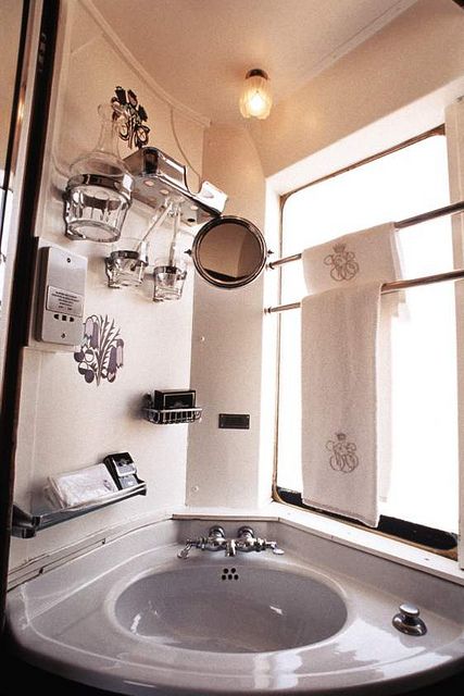 Venice-Simplon-Orient Express - washbasin | Flickr : partage de photos ! Train Bathroom, Orient Express Train, Small Bathroom Inspiration, Simplon Orient Express, Bathroom Sink Organization, The Orient Express, Vintage Cabin, Luxury Train, Orient Express