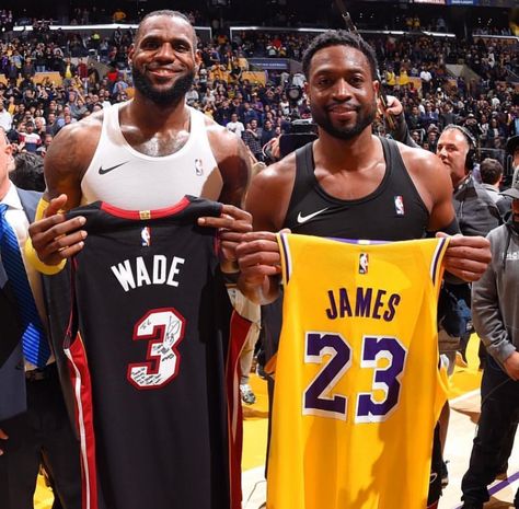 LeBron and Wade switch jerseys after there last game against each other. What a brother good, respect. LeBron finishes there rival 16 wins to Wade’s 15. Wade Lebron, Lebron And Wade, Mvp Basketball, Kobe Bryant Michael Jordan, Basketball Drawings, Brazil Shirt, Jersey Day, Dwayne Wade, Basketball Stuff