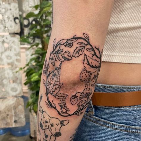 Cottagecore Knee Tattoo, Elbow Wreath Tattoo, Knee Tattoo Heart, Plus Size Tattoo Ideas, Plus Size Tattoo, Plus Size Tattoos, Mushroom Circle, Knee Tattoos, Wreath Tattoo