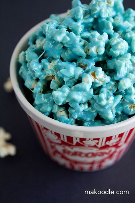 Marshmallow Popcorn Treat...just 3 ingredients: butter, marshmallows, and microwave popcorn! (And food coloring if you want to be festive!) Mermaid Popcorn, Cotton Candy Popcorn, Mermaid Food, Homemade Caramel Corn, Marshmallow Popcorn, Blue Popcorn, Popcorn Treat, Popcorn Treats, Popcorn Balls