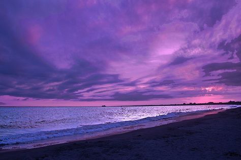 Amazing purple sunset Lavender Clouds, Purple Beach, Purple Sunset, Purple Love, Purple Sky, All Things Purple, Beautiful Places In The World, Purple Rain, Purple Aesthetic