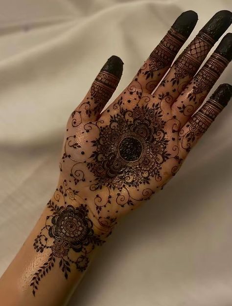 Mehndi Aesthetic Designs, Mehndi Palm Designs, Pretty Mehendi Designs, Henna On Palm, Mehandi Back Hand, Henna Designs For Weddings, Mehndi Designs Aesthetic, Heena Mehendi Designs, Henna Designs Indian