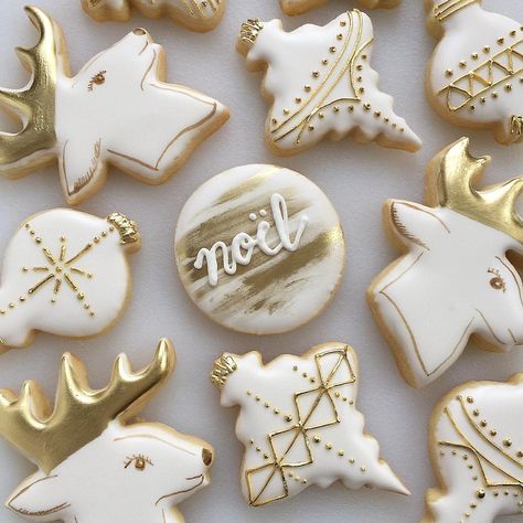 66 Likes, 3 Comments - @thegingerbites on Instagram: “DREAMING OF A WHITE (+ GOLD) CHRISTMAS // #thegingerbites Merry Christmas Eve, y'all!” Gold Macarons, White Gold Christmas, Decorated Christmas Cookies, Paint Cookies, Merry Christmas Eve, Fancy Cookies, Creative Cookies, Christmas Cookies Decorated, Christmas Sugar Cookies