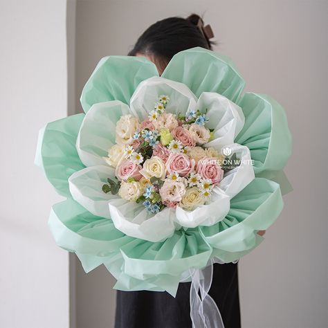 Send your love through every delicate petal this birthday! Express what's in your heart. 💖 Huge Flower Bouquet, Chocolate Flowers Bouquet, Flower Boquet, Diy Bouquet Wrap, Bouquet Tutorial, Luxury Flower Bouquets, Flower Bouquet Diy, Flower Box Gift, Boquette Flowers