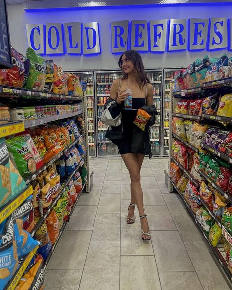 Bodega Aesthetic Photoshoot, Gas Station Prom Pics, 711 Photoshoot, Gas Station Poses, Corner Store Photoshoot, Gas Station Photoshoot Instagram, Bodega Photoshoot, Photogenic Tips, Mall Photoshoot