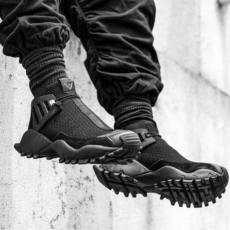 Futuristic Shoes, Tactical Wear, Cyberpunk Clothes, Tactical Clothing, Cyberpunk Fashion, Tactical Boots, Hype Shoes, Futuristic Fashion, Sneakers Men Fashion