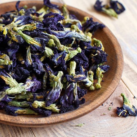 How To Dry Butterfly Pea Flower, Butterfly Pea Tea Aesthetic, Butterfly Pea Flower Tea Aesthetic, Blue Butterfly Pea Flower Tea, Butterflypeaflower Tea, Butterfly Pea Tea, Green Laundry, Butterfly Pea Flower Tea, Herbal Drinks