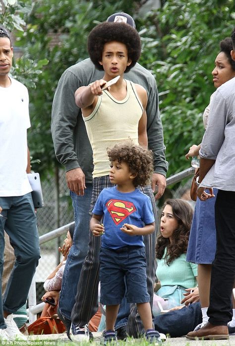 It began in the Bronx! Jaden Smith covered his natural dreadlocks with an afro wig while filming the 1970s-set Netflix series The Get Down in Manhattan on Monday Jaden Smith Fashion, Cabelo Black, The Get Down, Estilo Cholo, 90s Hip Hop Fashion, Jaden Smith, Jada Pinkett Smith, Black Men Hairstyles, Netflix Series