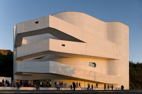 Fernando Guerra's Stunning Images of Álvaro Siza's Most Inspiring Works | ArchDaily Alvaro Siza Architecture, Alvaro Siza, Building Facades, Exhibition Room, Modernist Architects, Famous Architects, Cultural Architecture, Brutalist Architecture, School Architecture