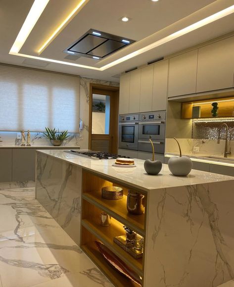 Cozinha de luxo: 70 projetos para uma decoração sofisticada Modern Luxury Kitchen Design, Modern Kitchen Apartment, Modern Kitchen Open, Modern Luxury Kitchen, Latest Kitchen Designs, Simple Kitchen Design, Kitchen Design Color, Kitchens Luxury, Dream Kitchens Design