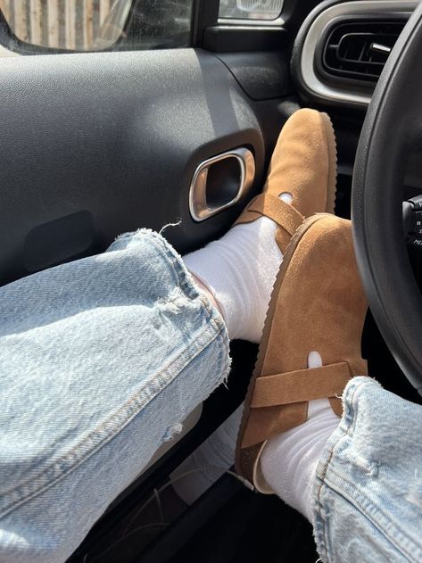 Emma Chamberlain Birkenstock Clogs, Emma Chamberlain Birkenstocks, Boston Burken Stocks, Boston Sandals Outfit, Boston Berkinstocks Outfit Men, Birkenstock Boston Mink Outfit, Birkenstock Boston Brown Outfit, Mink Birkenstock Outfit, Birken Stock Boston