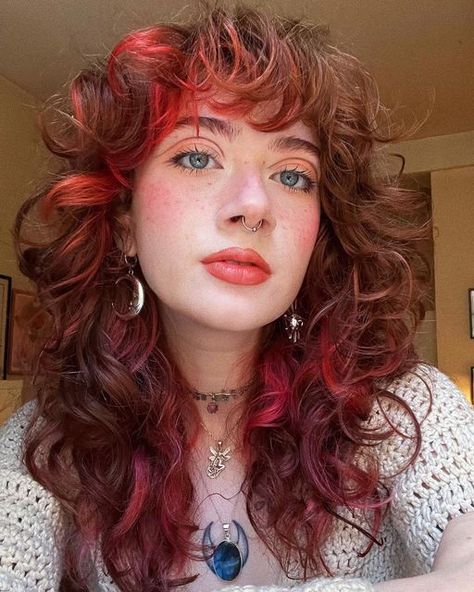 stephanie🧚🏻‍♀️ on Instagram: "channeling stevie 🌛🐈‍⬛✨" Dyed Short Curly Hair, Curly Hair Dyed, Cherry Red Hair, Dyed Curly Hair, Red Curly Hair, Dyed Hair Inspiration, Colored Curly Hair, Alternative Hair, Dye My Hair