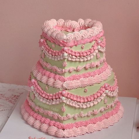 3 Tier Vintage Cake, Cute Pink Cake Aesthetic, Pink And White Vintage Cake, Pink Vintage Cake Round, Vintage Buttercream Cake Pink, Two Tier Vintage Cake Pink, Heart Cake Designs, Vintage Cake Decorating, Victorian Cakes