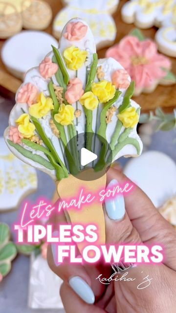 Cookie Flower Bouquet Royal Icing, Tipless Piping Bags Tutorial, How To Make Royal Icing Flowers On Cookies, Piping Flowers On Cookies, Floral Sugar Cookies Decorated, Royal Icing Flowers On Cookies, Cookie Bouquet Ideas, Cookie Tips And Tricks, Flower Bouquet Cookies