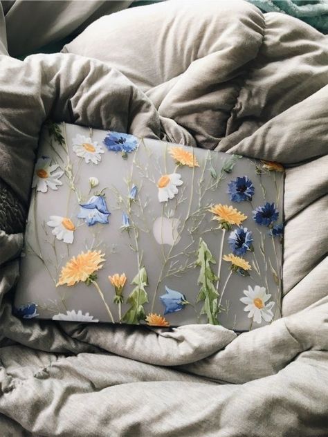 Painting Laptop Case, Cute Laptop Aesthetic, Laptop Cover Painting Ideas, Laptop Cover Aesthetic, Laptop Painting Ideas, Vsco Flowers, Macbook Case Stickers, Laptop Skin Cover, Macbook Cover