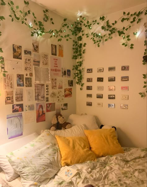 Bedroom Ideas Fake Vines, Room Ideas Aesthetic With Vines, Fairy Light And Vine Wall, Flower Garland Bedroom Decor, Cute Room With Vines, Dorm Vines Decor, Vine Aesthetic Room, Fake Vines Aesthetic, Bedroom Fake Vines