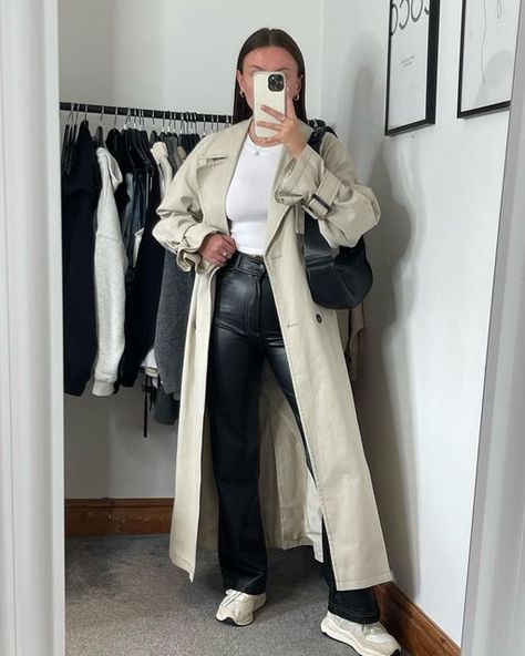 Trench Coat And Trainers Outfit, Beige Leather Trench Coat Outfit, Zara Leather Trench Coat, Edgy Trench Coat Outfit, Cream Leather Trench Coat Outfit, White Leather Trench Coat Outfit, Trent Coat Outfit, Beige Trench Coat Outfit Street Style, Trench Cuir Outfit