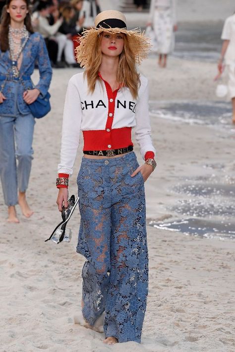 Chanel Outfit Classy Chic, Channel Fashion Show, Paris Fashion Week Chanel, Casual Attire For Women, Chanel Fashion Show, Chanel Outfit, Fashion Week 2018, Double Denim, Next Fashion