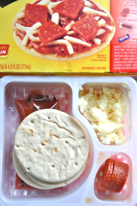 Need to remake some of those store bought boxed lunches? This version of the Pizza Lunchables is healthy and just as convenient Lunchable Pizza, Diy Pizza Lunchables, Pizza Lunchable, Lunchables Pizza, Healthy Homemade Pizza, Boxed Lunches, Pizza Lunch, Diy Pizza, Healthy School