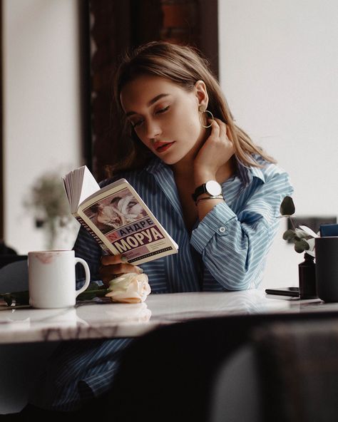 Coffee Shop Photography, Fall Shoot, Branding Shoot, Shotting Photo, Coffee Girl, Coffee Photography, Foto Poses, Photoshoot Inspo, Woman Reading