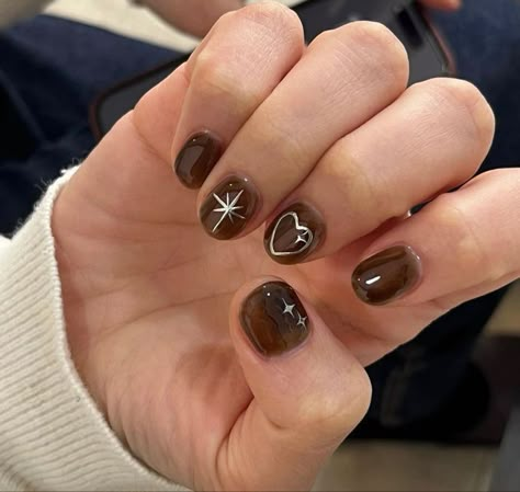 Aesthetic Short Nails Designs, Short Nails Winter Ideas, Maroon Cat Eye Nails, Short Nails Ideas Winter, Gelish Nails Designs, Unique Short Nail Designs, Grunge Nails Short, Minimal Fall Nails, Short Nail Aesthetic