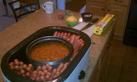 Chili dog bar. My clever husband set a pot of chili in our slow cooker and then stood the hot dogs up around it. Warmed everything up without messing up the stove. Why don't I ever come up with ideas like this? Chili Dog Bar, Roaster Oven Recipes, Roaster Recipes, Chili Dog, Bloc Party, Chili Dogs, Cooking For A Crowd, Football Food, Crock Pot Cooking